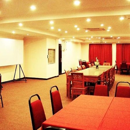 Adel Hotel Putatan Экстерьер фото