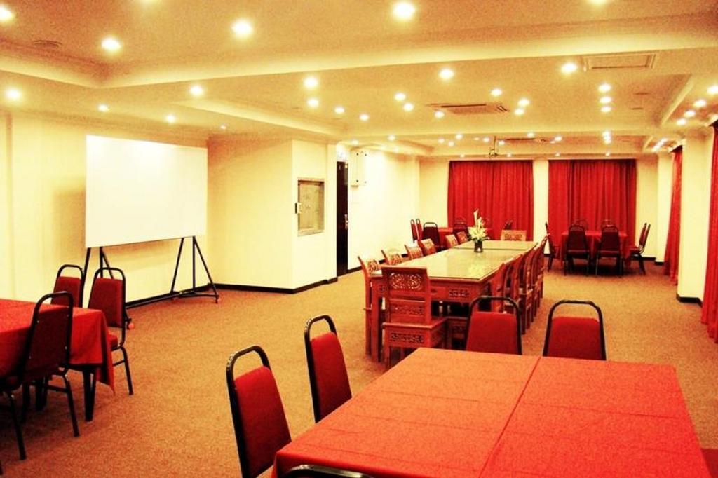 Adel Hotel Putatan Экстерьер фото