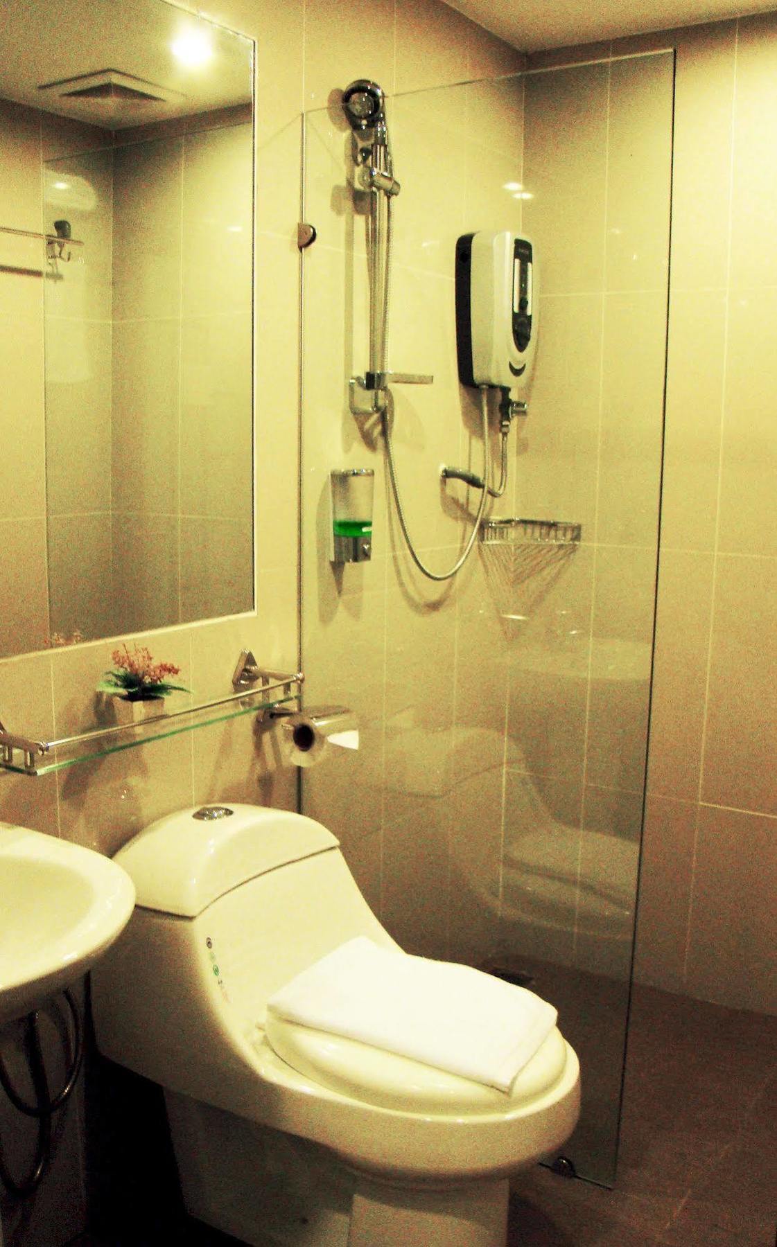 Adel Hotel Putatan Экстерьер фото
